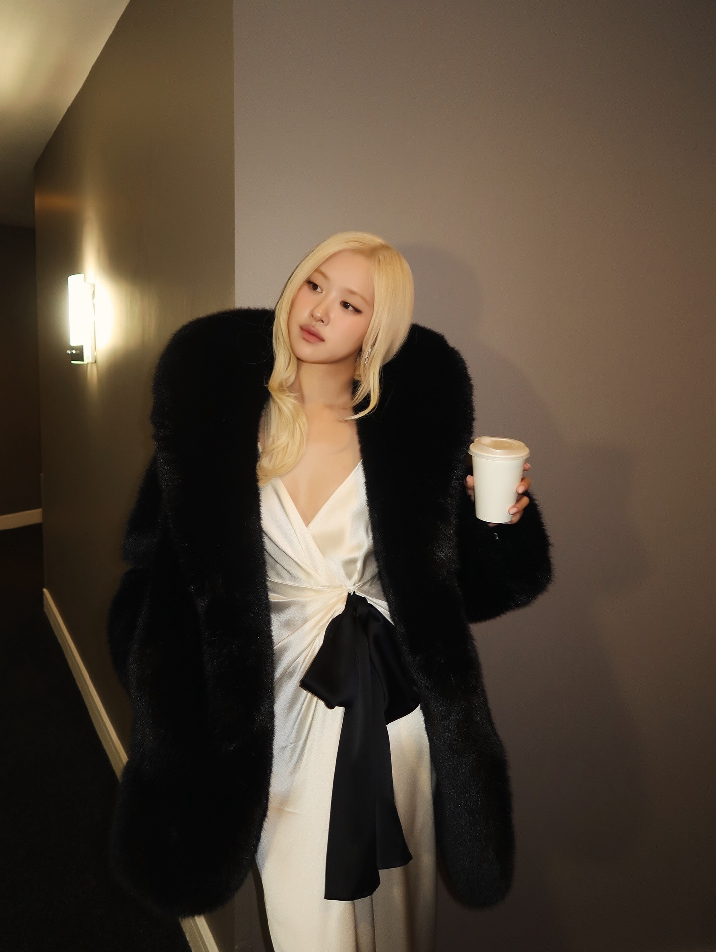 ROSÉ穿这条圣罗兰象牙白缎面吊带晚礼裙真美，与高跟鞋也完美适配🤍