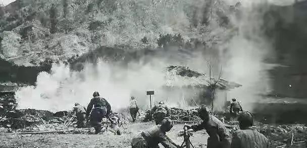 1953年，13名志愿军死守一座朝鲜小山，弹尽粮绝后，班长捡起一箱美军照明弹，说