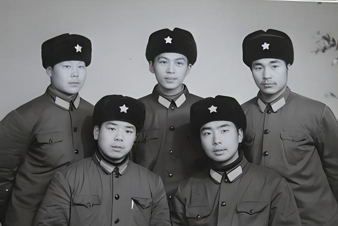 1975参军以后，我在师直工兵连当战士，因为钢笔字写得好常被师机关抽去抄材料，没