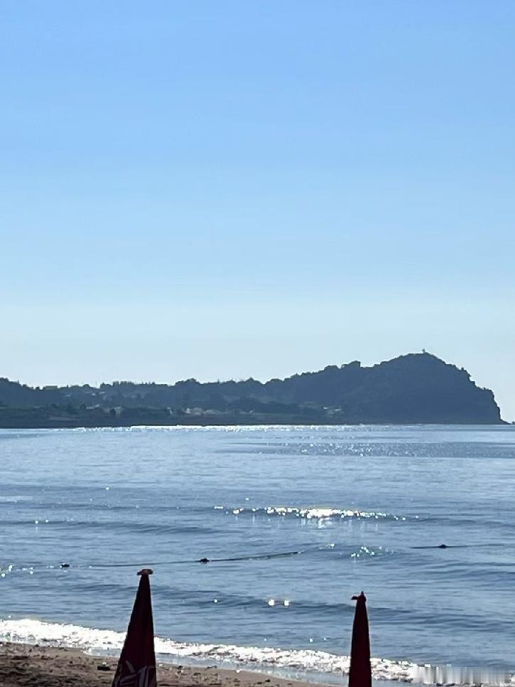 青岛的魅力，在于它的依山傍海，山海辽阔，红瓦绿树，碧海蓝天。再者，最重要的一点