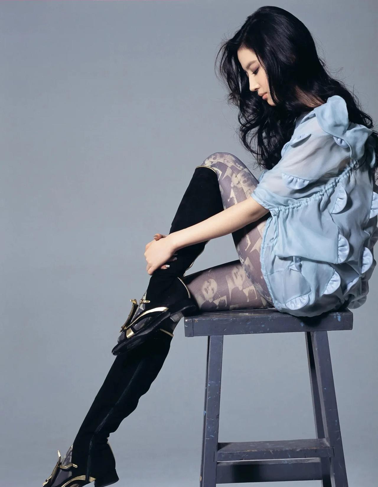 刘亦菲和她的各种丝袜，穿搭很糟糕，但气质一如既往的好。#刘亦菲#