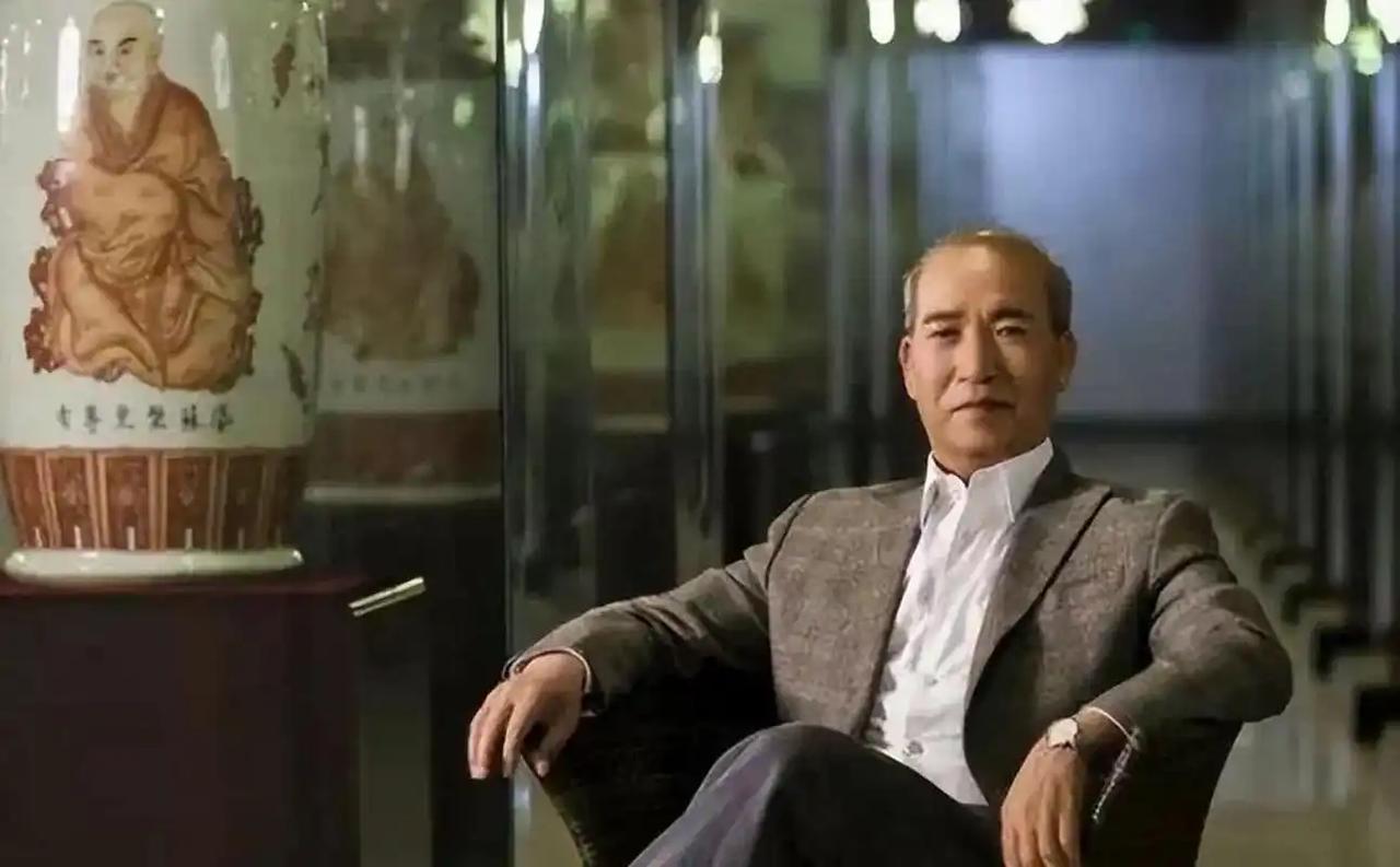 他做的第一件事，就是放弃中国国籍，入了英籍。第二件事，是在伦敦街头扮成乞丐，天天