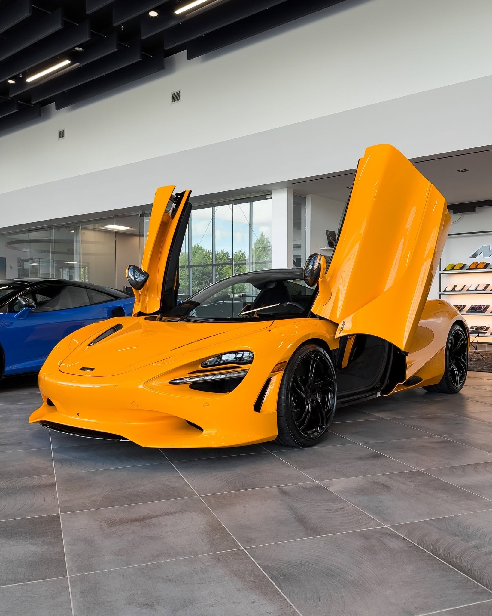 这台迈凯伦750SSpider涂装灵感源自赛车——如蜜瓜般耀眼。🔥迈凯伦75