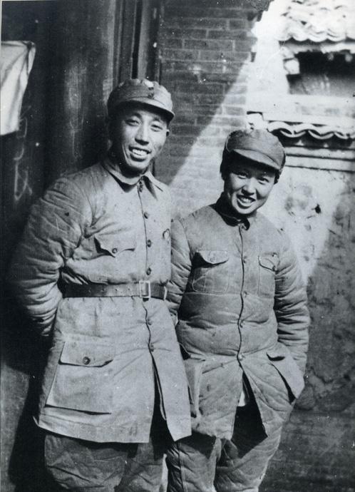 1937年，王震到师部开会，与首长身后女同志握手时，周围突然发出一片掌声，他脸红