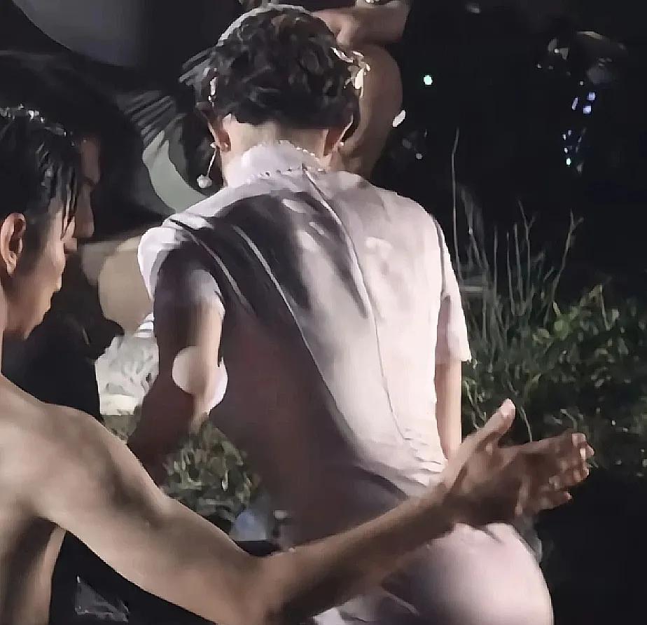 这身材，已经不用看脸了，必然大火！更何况脸才是绝绝子，天生的女明星，非