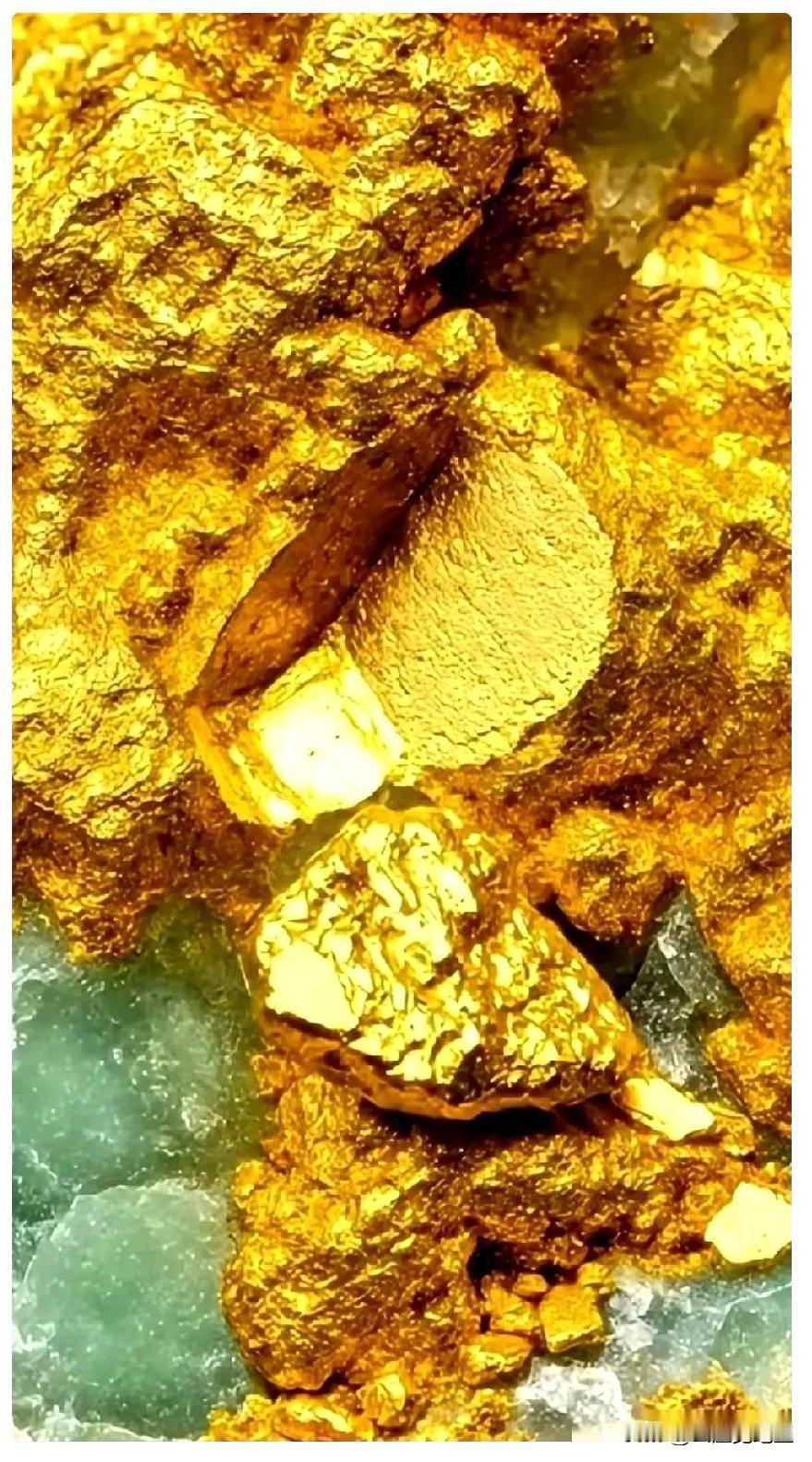 我跟你说个事儿，你听了别吓着。黄金涨价，根本不是什么市场缺货。是那些欠了一屁