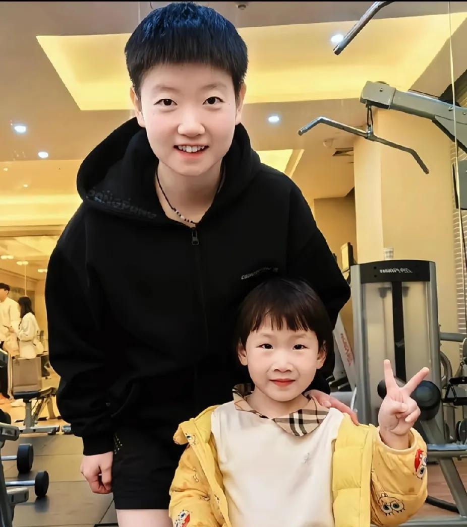 谁被可爱暴击了我不说莎宝和小朋友同框也太甜啦！#孙颖莎##可爱瞬间##国