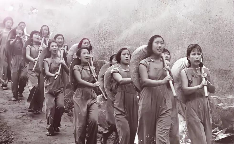 这是一张让人过目难忘、热泪盈眶的照片，数万中华海外儿女把热血洒在了祖国边陲滇缅大