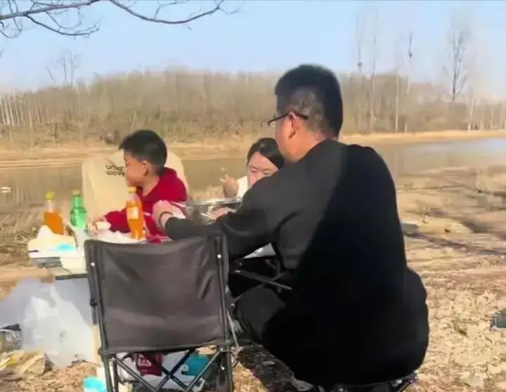 田静昨晚直播直接开炮，说公婆背地里塞给郭威几万块，还让她装傻。她当场飙泪，喊话