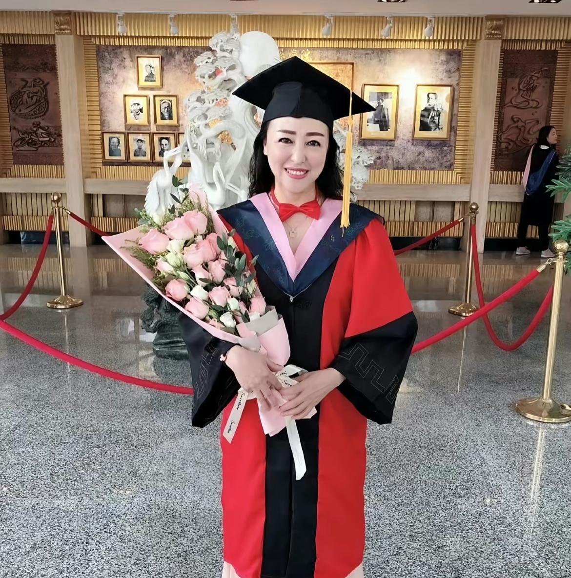曝沈阳音乐学院教授白丽萍夫妇无儿无女外甥负责起灵，诸多学生跪地送别7月17