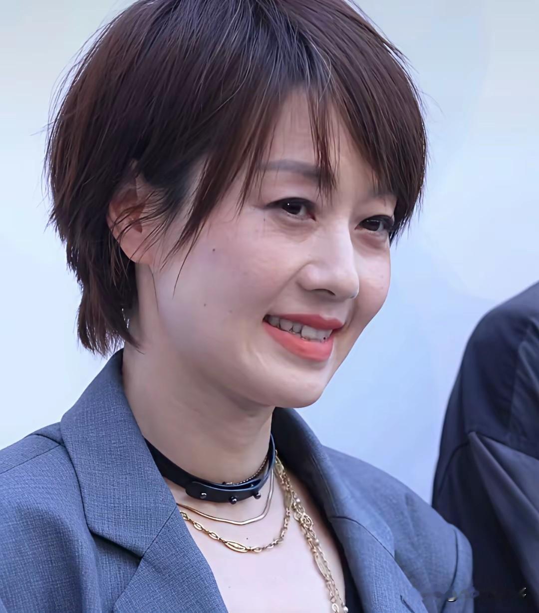 马伊琍颜值底子真好，就算到了这个年纪，依旧很好看。完全看不出快50岁，外表看着也就三十四五岁的样子，
