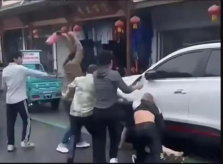 这届网友不好骗了！最近，经常出现游客旅游时在“吃喝住行”上遭遇不公的现象后，在