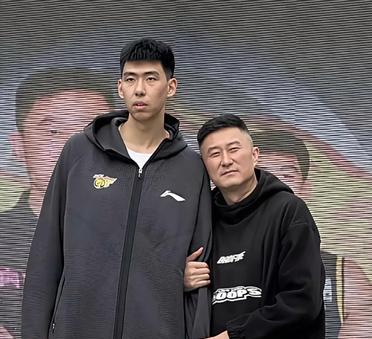 广东男篮揽得高塔李慕豪，可谓一石二鸟，也看出朱芳两和杜锋智慧真是高，看似平淡无奇