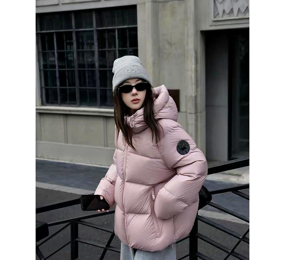 现在买羽绒服，立省一千六月清仓，波司登把去年那批白鹅绒大衣直接砍到五折。标