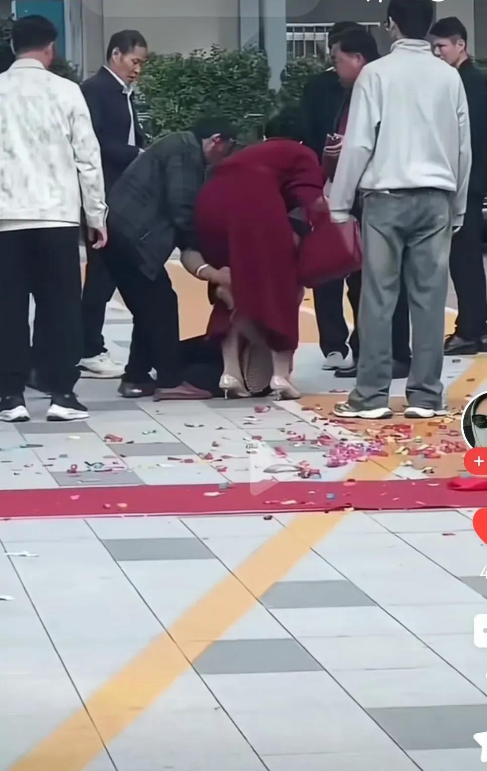 这不能不引起公愤。欠人400多万，还给儿子结婚买车买房，自己打扮的皇后