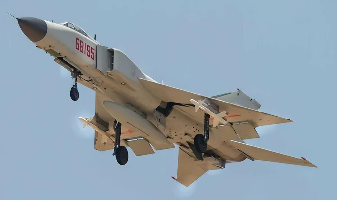 2003年，我军歼-8在空中发射了一枚导弹，不料导弹卡在机翼下纹丝不动，瞬间将战