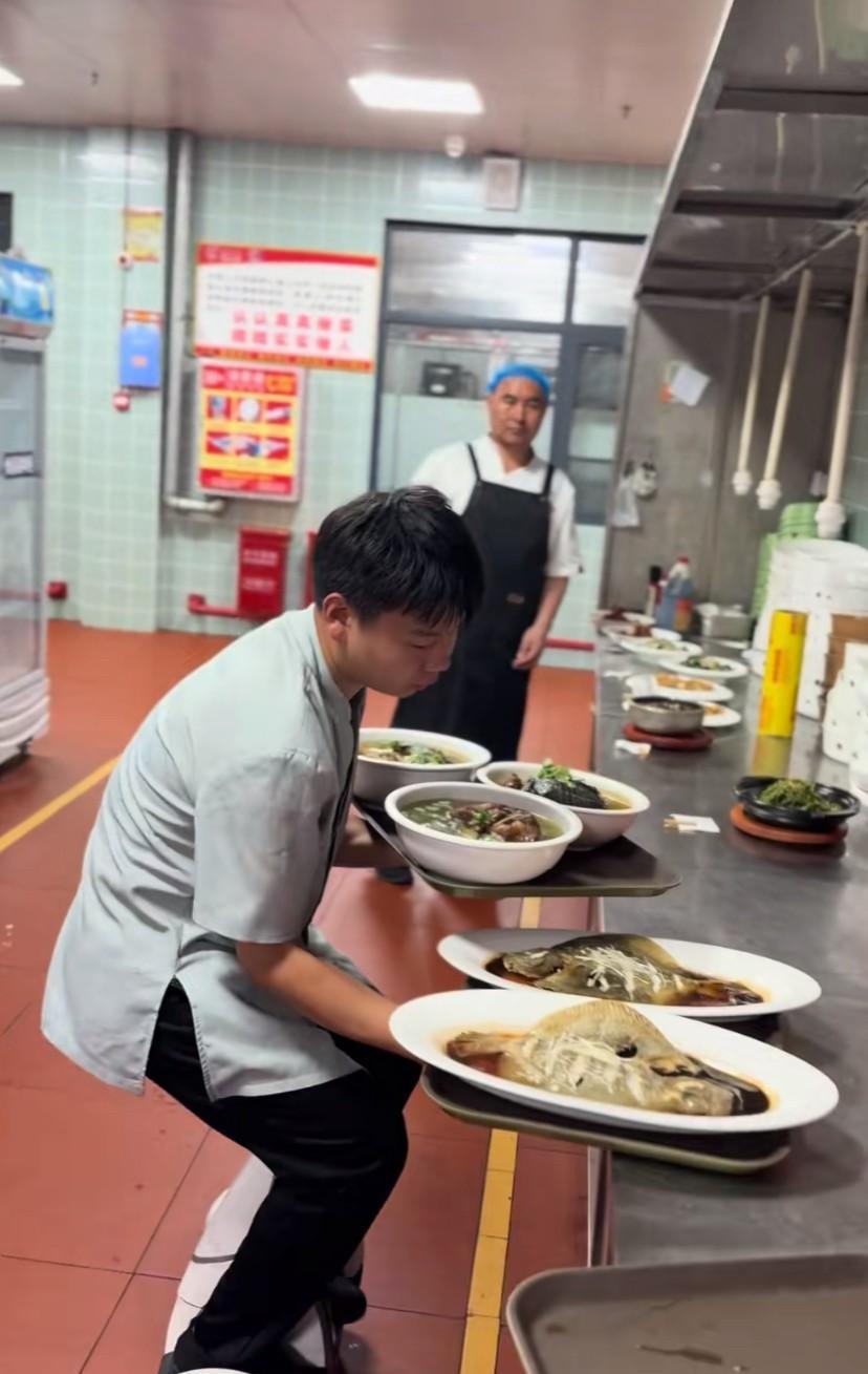 出来吃顿饭开眼界了！不会点才艺干服务员都干不了啦，和服务员交谈中得知，为了应聘这