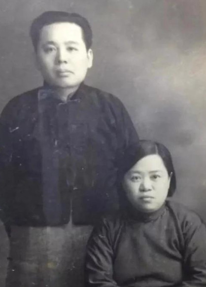 1913年，著名作家张恨水迎娶16岁徐文淑。洞房夜，他掀开红盖头，吓得大惊失色，