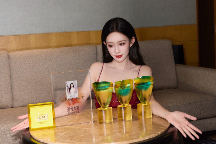 孟子义不忘初心继续扎根在每个角色里 孟子义发和星光大赏奖杯的合照啦~是会不忘初