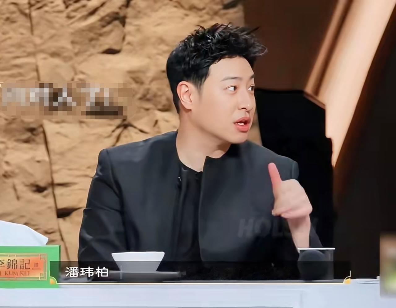 潘玮柏煮泡面，孟子义一张嘴，两人默契显现。《食神·百厨大战》第二季总决赛录制，刘涛、潘玮柏当常驻评审