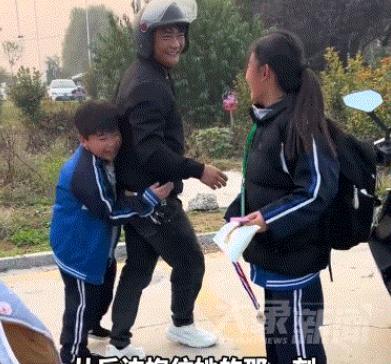 看泪目了，安徽亳州，一在外出打工的爸爸瞒着女儿回家，并在女儿放学时，和妈妈一同前