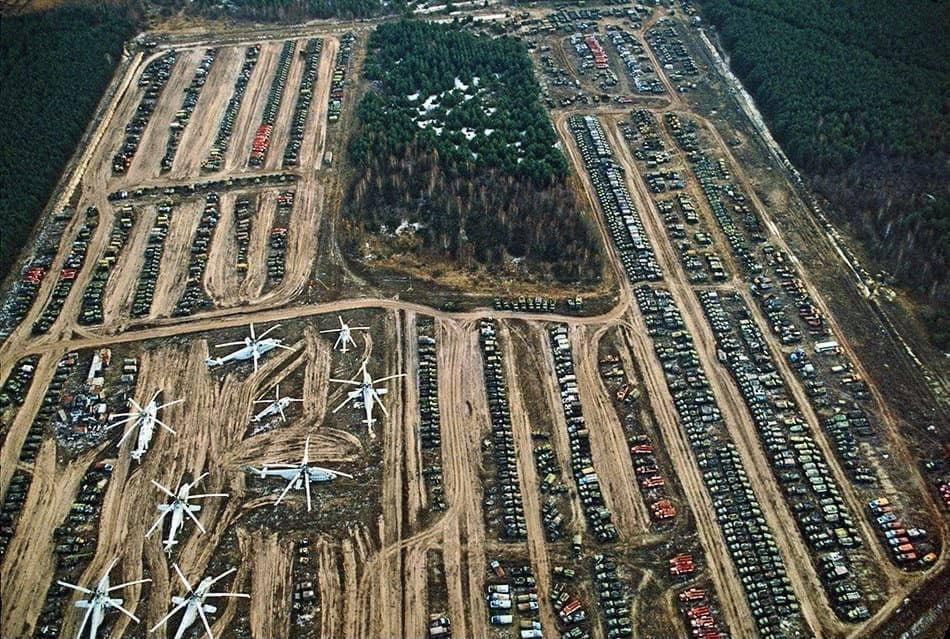 1993年，参与切尔诺贝利核事故清理工作的受辐射污染的车辆和设备。一张1993