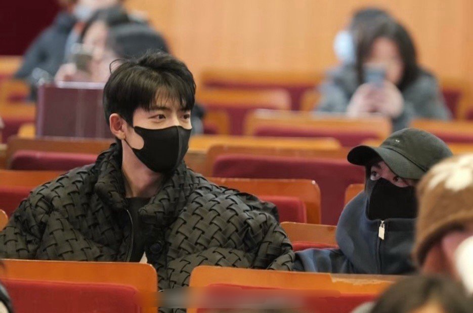 图片这人肩膀老宽了，不是他