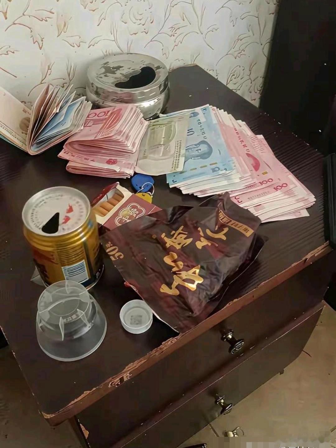 看着一桌物品判断，物主是做什么职业的？