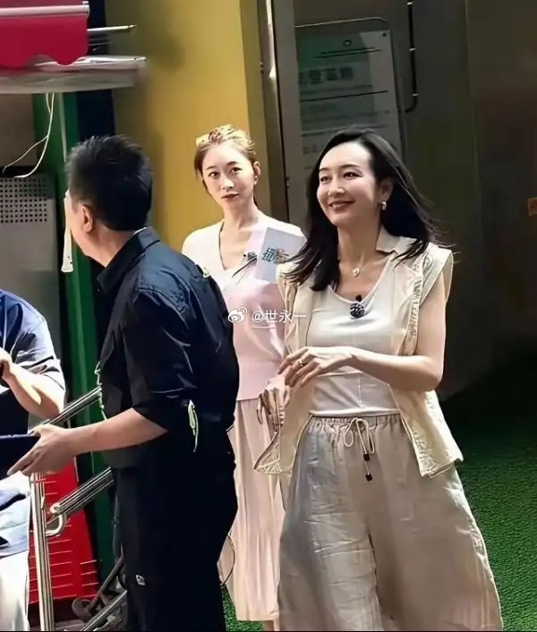 王鸥赶紧买个裤子吧，这穿的啥