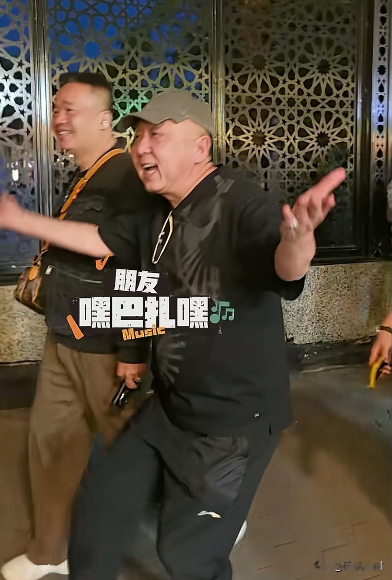郭德纲、于谦在埃及逛夜市，搞笑对话。看到做饼的，郭德纲指着小摊位说:“这是摊