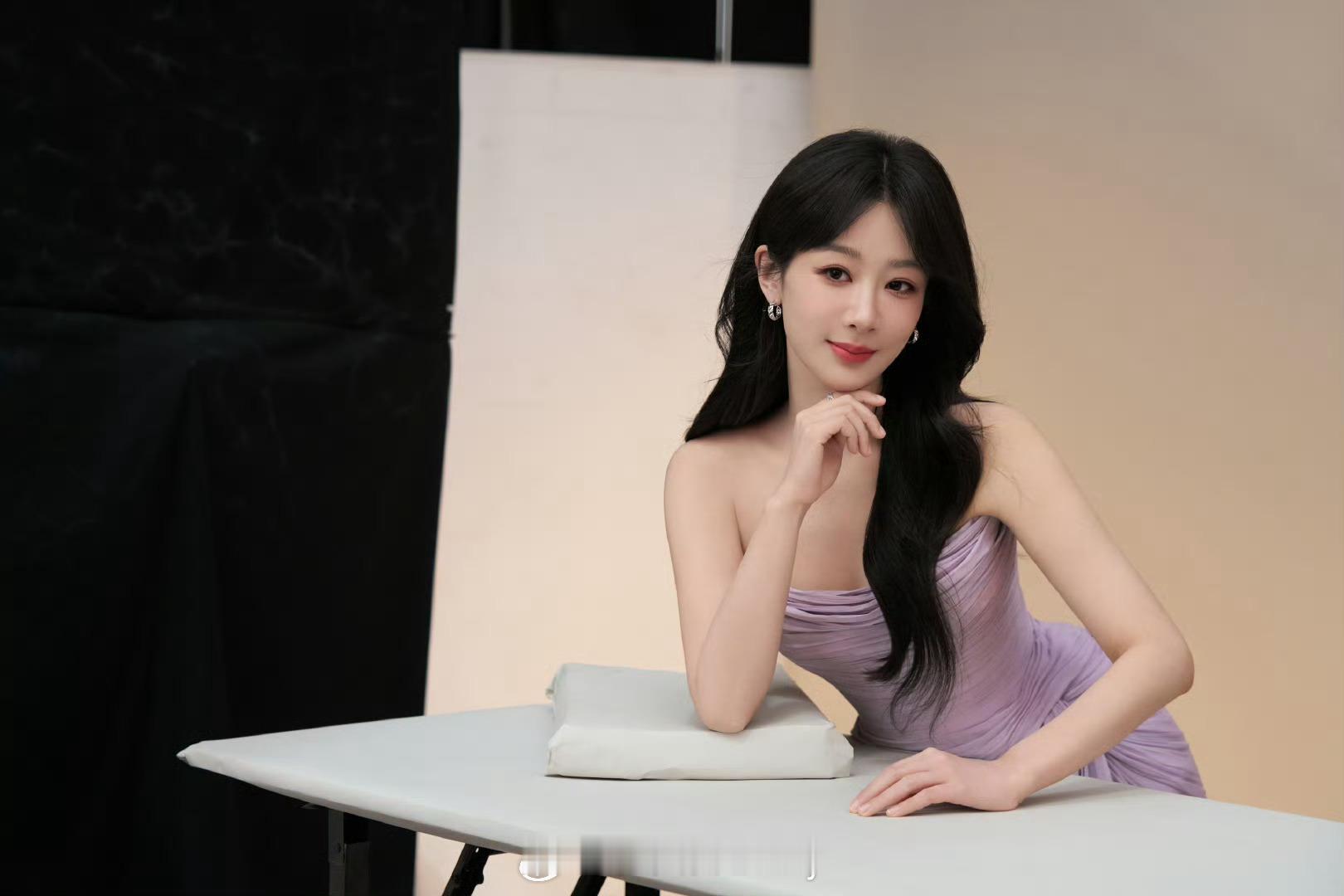 杨紫工作室营业一组花絮大片，好美哦😻​​​