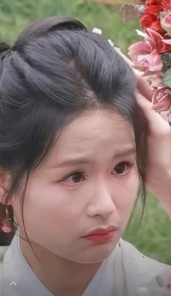 最近有人追着艺人余茵骂，说她长相平庸撑不起甜美人设，还暗戳戳质疑数据造假，甚至放