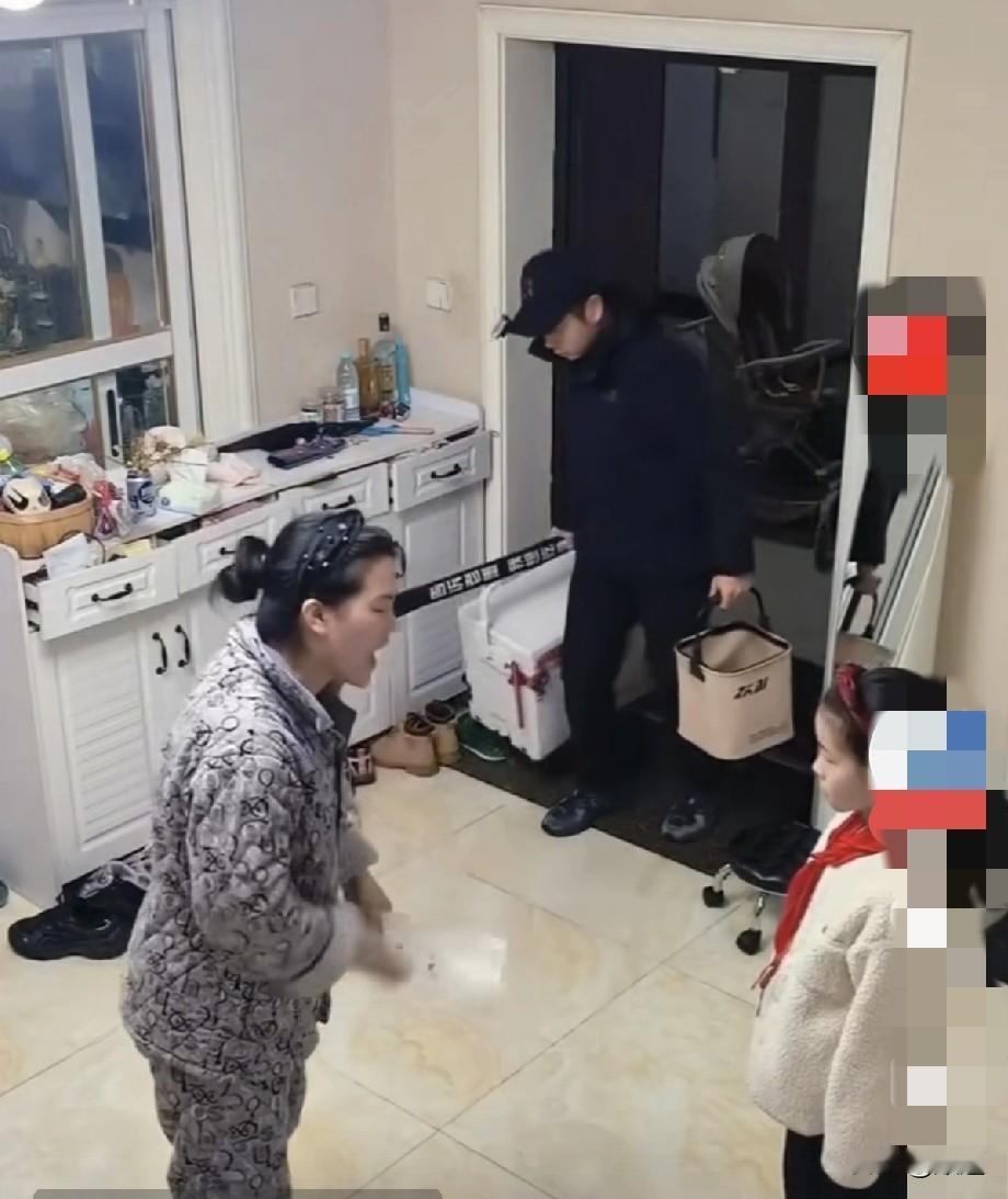 这就是生活吧，不过结局还好。男子钓鱼回到家刚走到门口，见妻子正拿着女儿的作业本