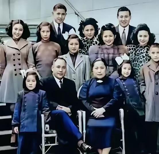 1947年上海滩最后的贵族，大资本家郭标全家福，子女们衣着讲究，颜值比过明星。2