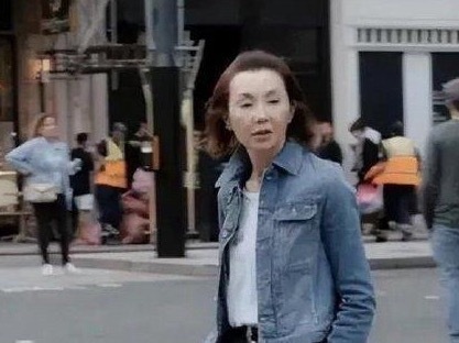 曾经的女神也老了，60岁的她身居国外无儿无女孤身一人，看着可怜