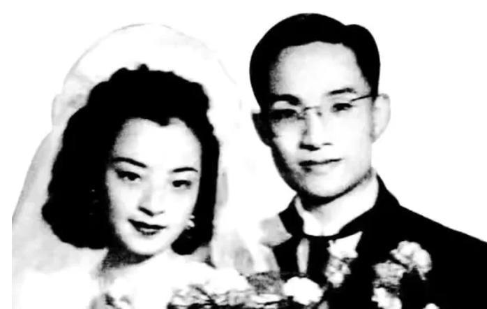 1976年，金庸18岁的长子突然悬梁自尽，然后不到半年，52岁的金庸提出想娶酒店
