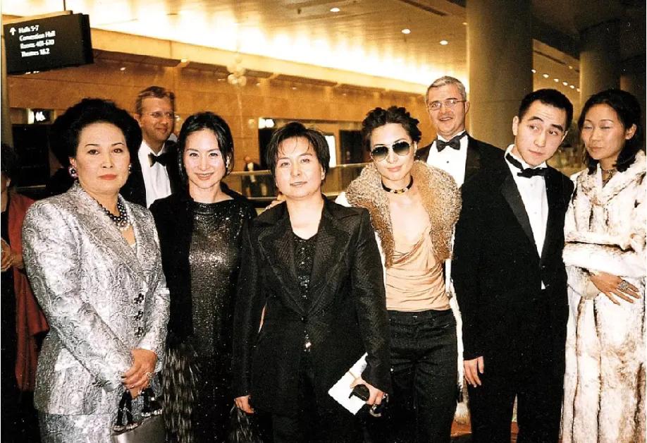 1999年，赌王二太蓝琼缨携子女亮相，出席活动，二太唯一的儿子何猷龙和妻子罕见同