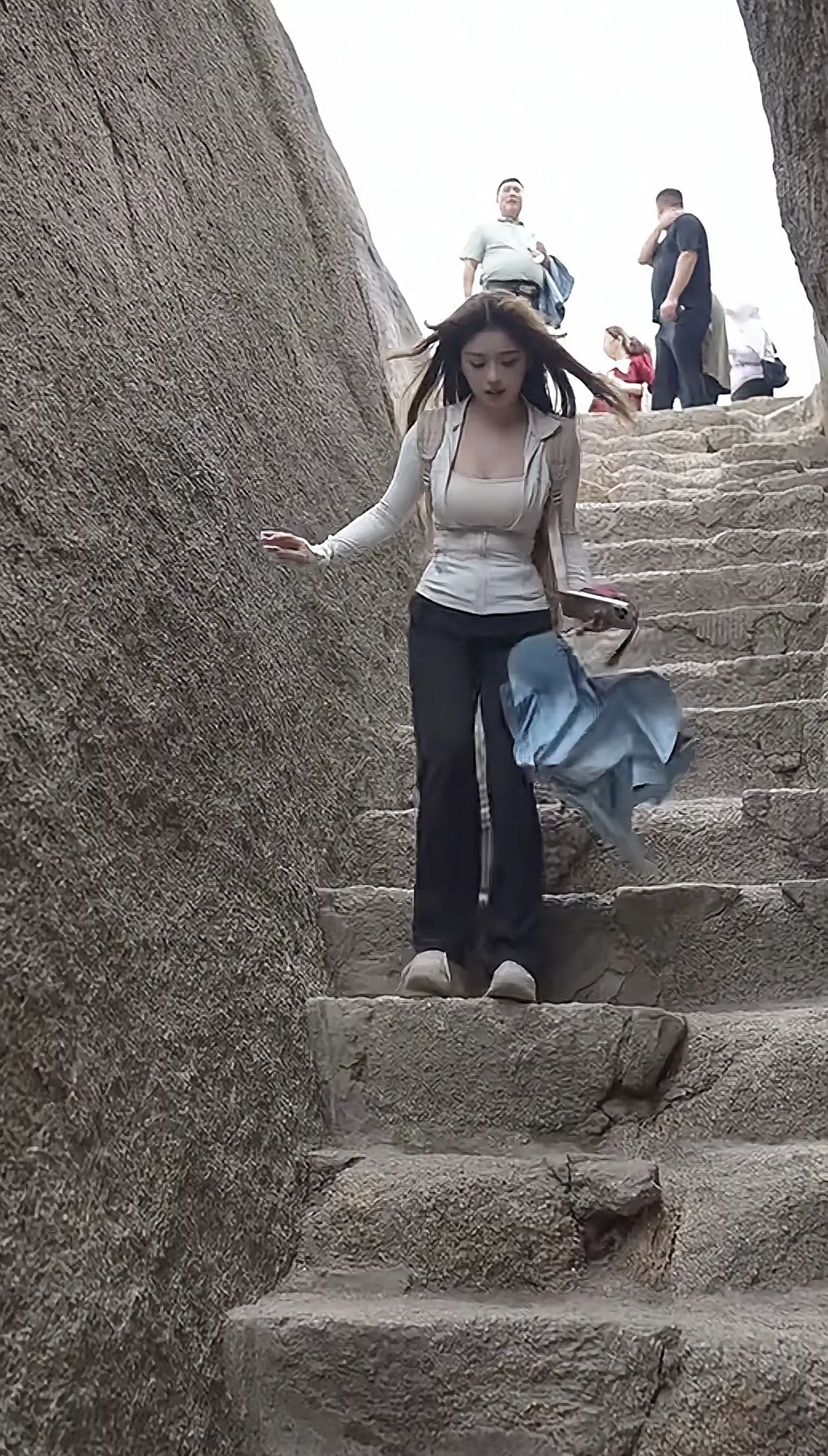 爬山容易，下山难呀，累啊