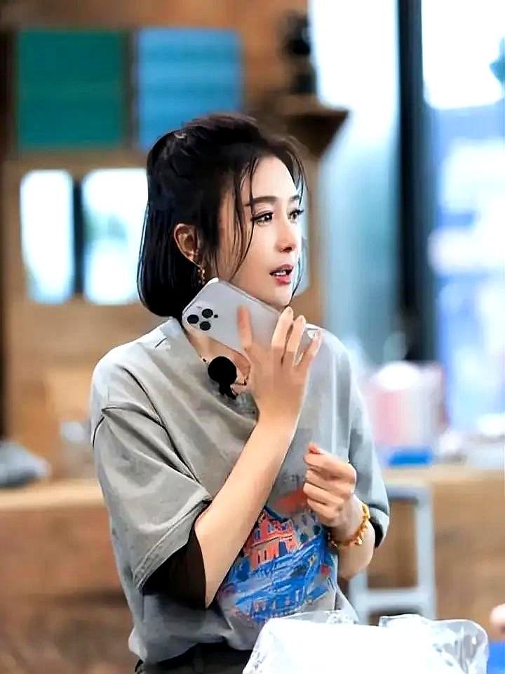 47岁的秦岚，因为几条皱纹，被粉丝骂“没出息”。新综艺《亲爱的客栈》，她穿灰