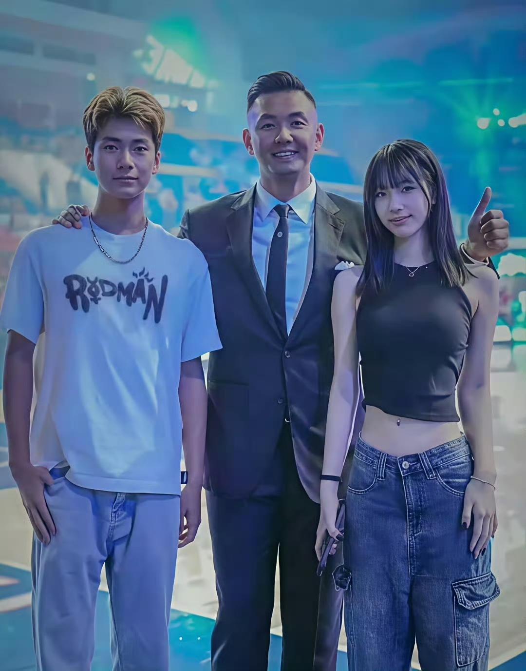 小S家的女儿与大姐家的儿子，不得不感叹，S家的基因确实优越，颜值出众。