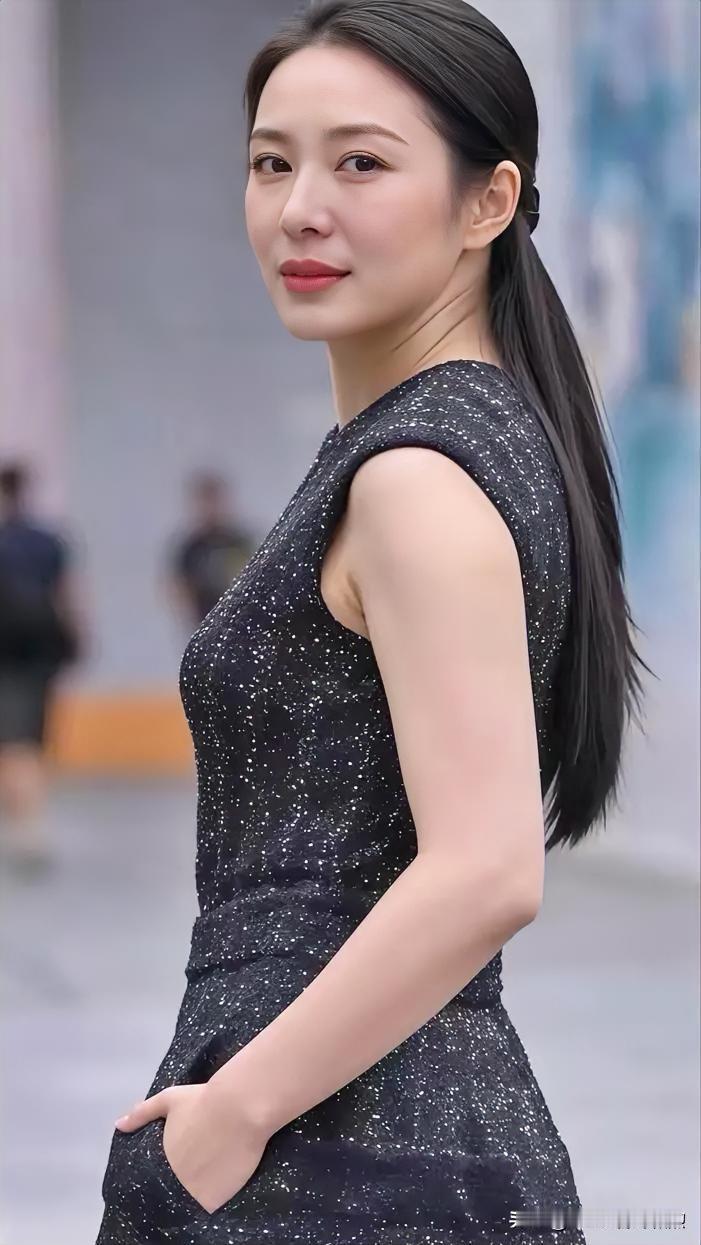 星光织就优雅轮廓，简约线条勾勒自信从容，于动静之间绽放知性之美，温润而有力。