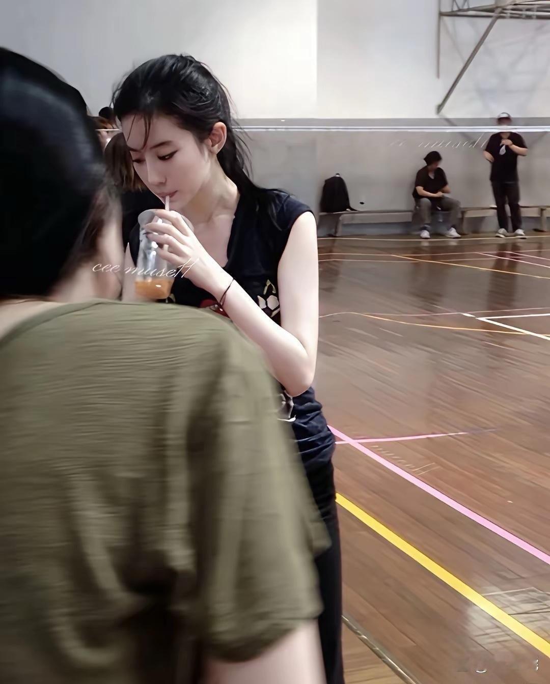 这颜值真的是人类吗也太美了吧…