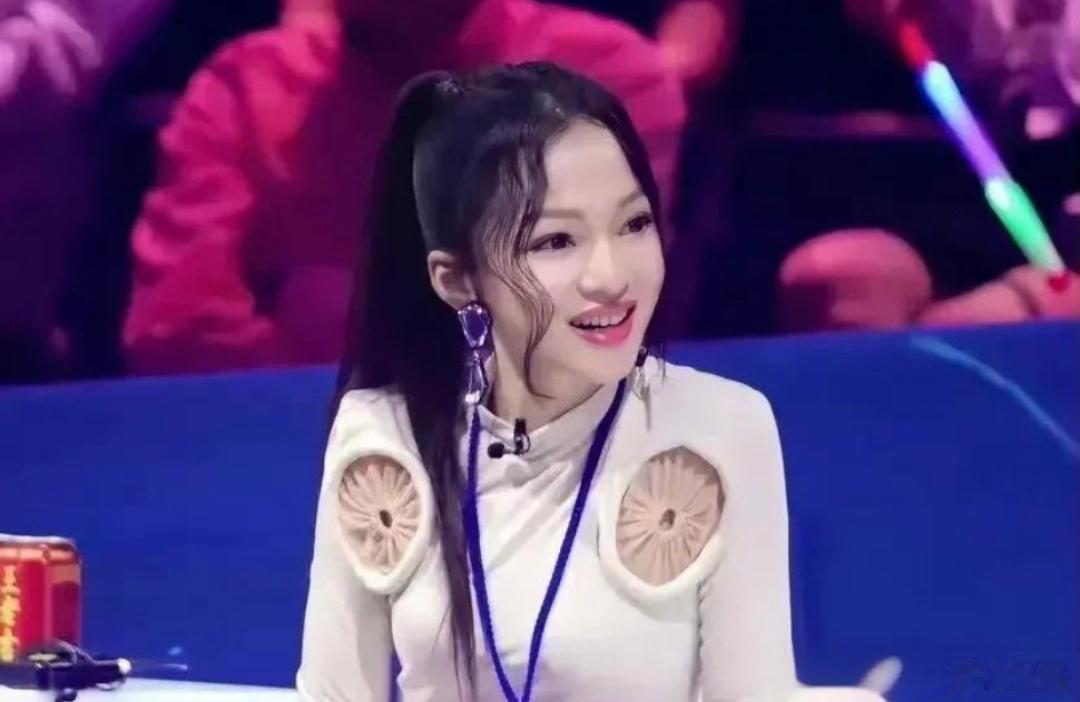 谁能告诉我张韶涵这衣服上是什么东西呀？两个小笼包饿了吃吗？