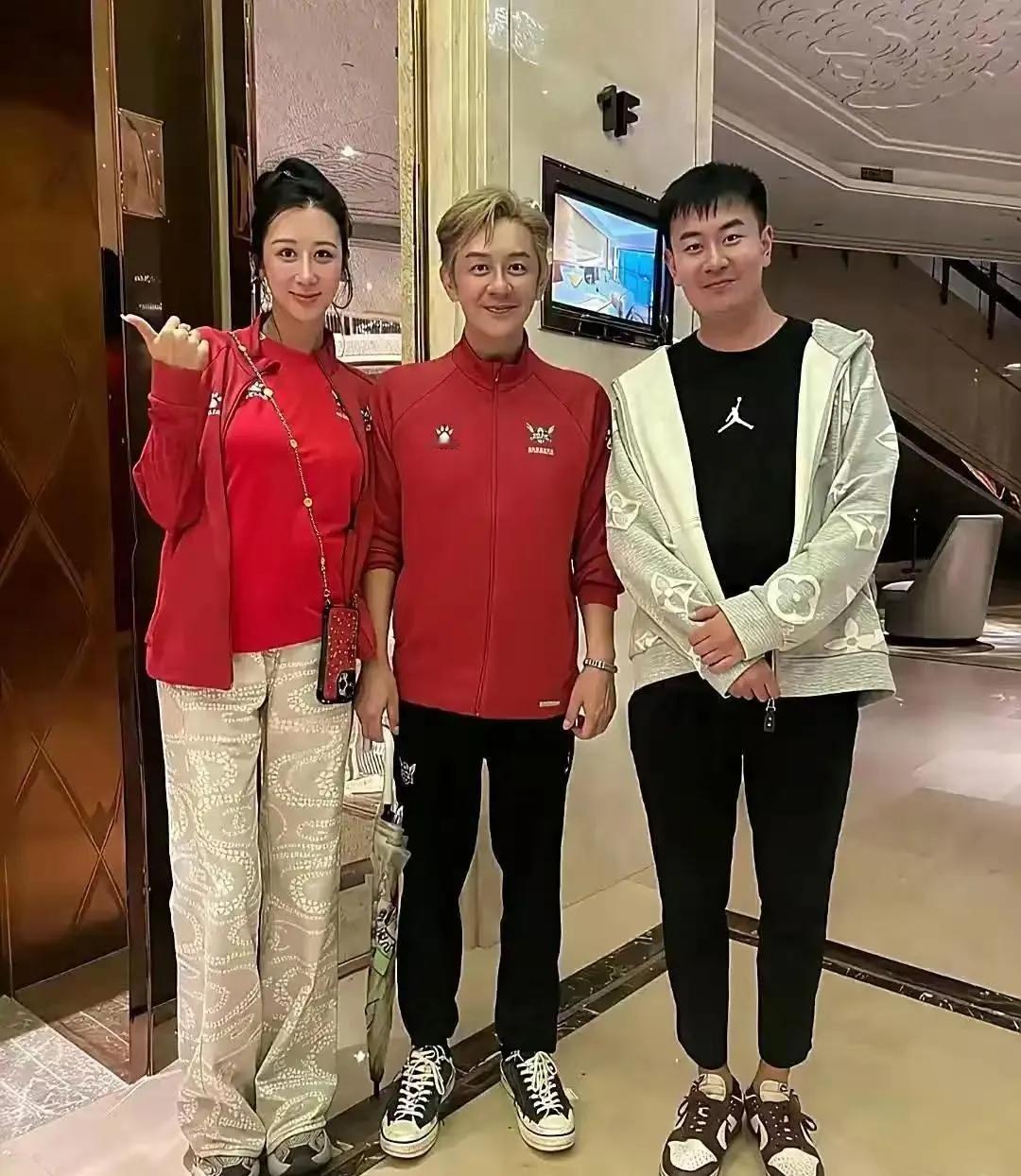 56岁陈浩民露面状态引担忧，瘦到脱相显沧桑，网友直呼认不出近日，有网友晒出