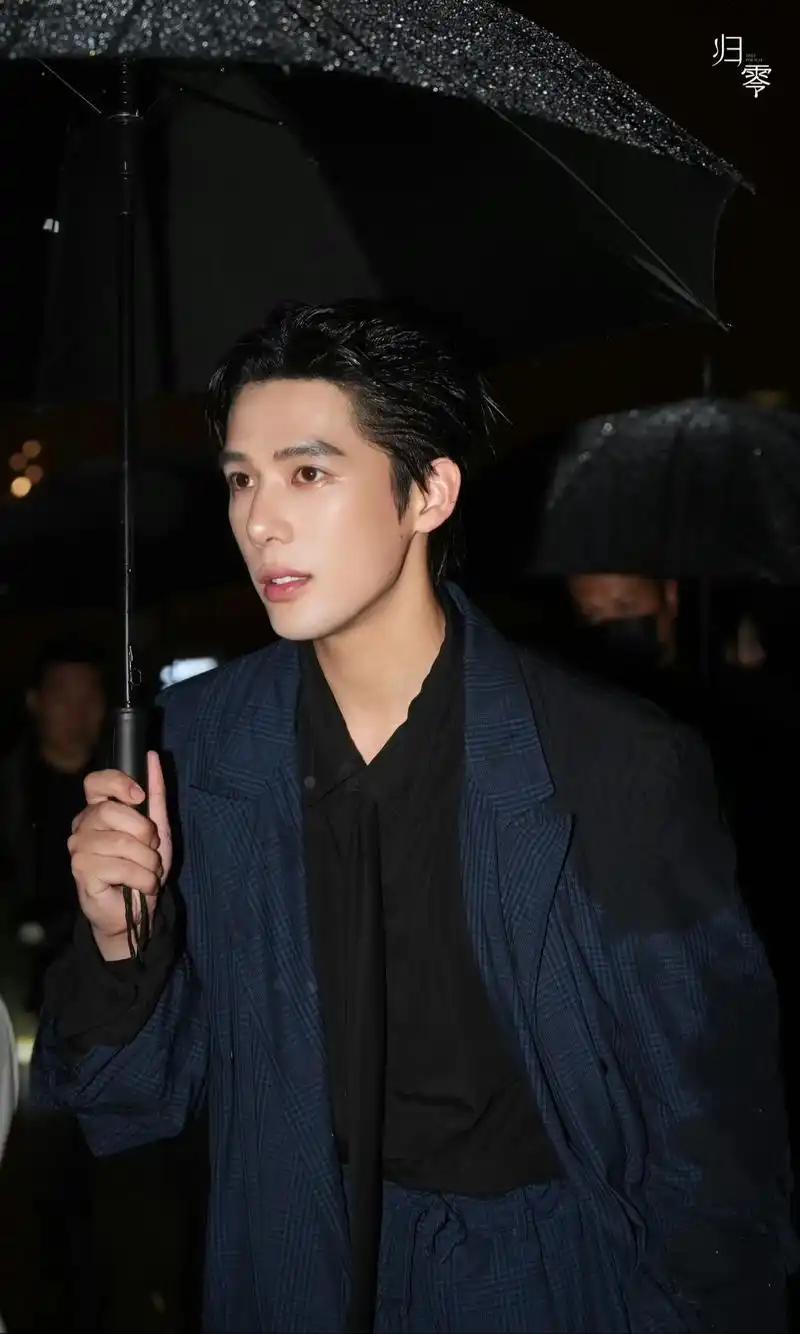 1.李雪琴现在已经替代了早些年贾玲在喜剧圈的地位了，影视邀约非常多；2.章