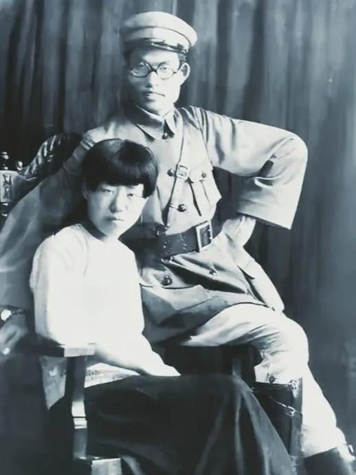 1940年，延安，朱仲芷主动跟丈夫萧劲光离了婚。那一年她已经是六个孩子的母亲，和