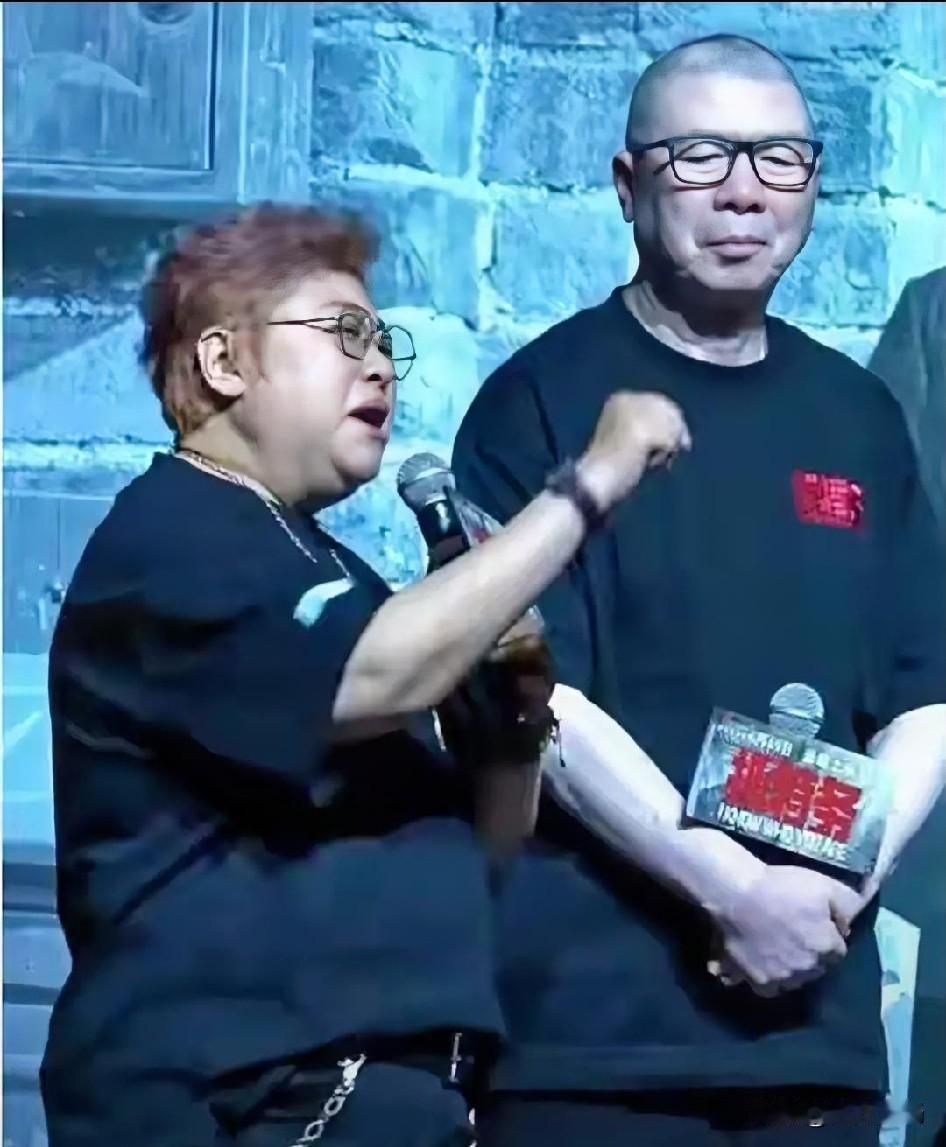 网友说这哪是“抓特务”，分明是全网“揪韩红”。谁能想到《抓特务》首映礼上，韩红一