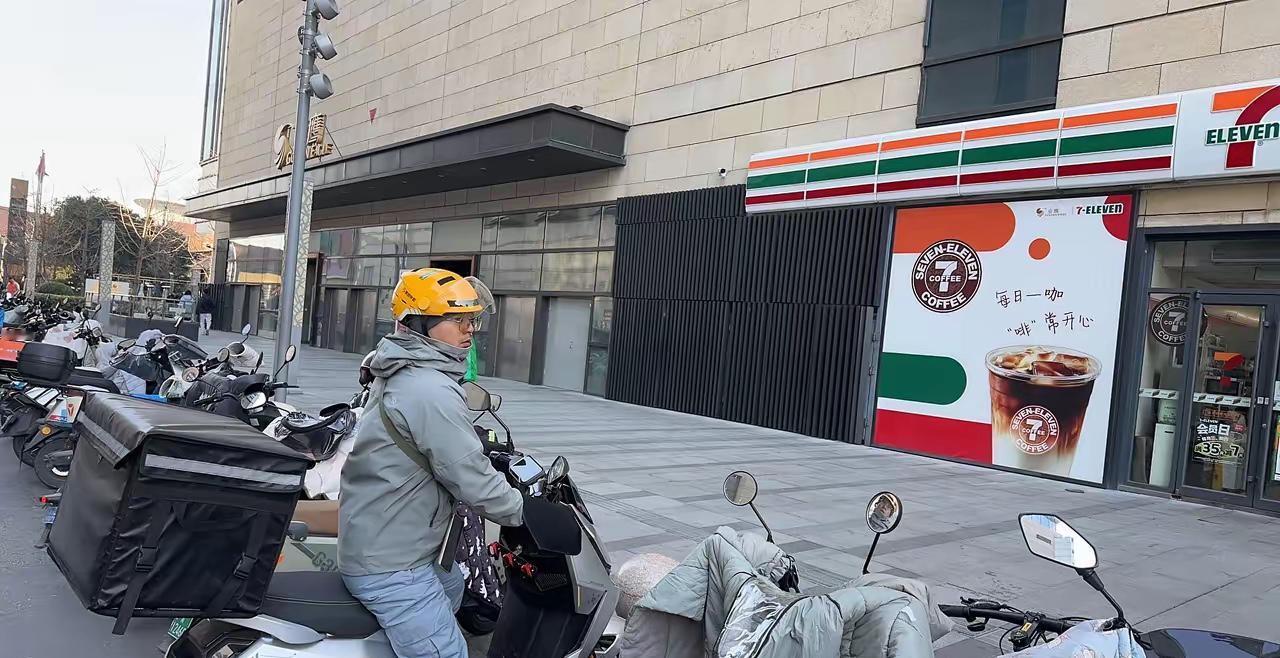 斩杀线就是你没钱交房租或房产税，就没了房子，没了房子就没有家庭地址，就找不到工作