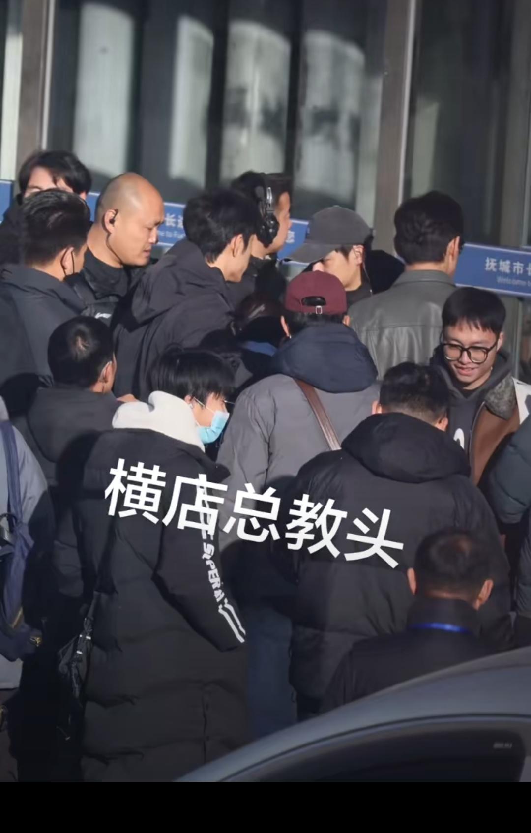 肖战东方跨年《不要回头》彩排路透炸场！红海+大合唱预定，氛围感直接拉满！救命