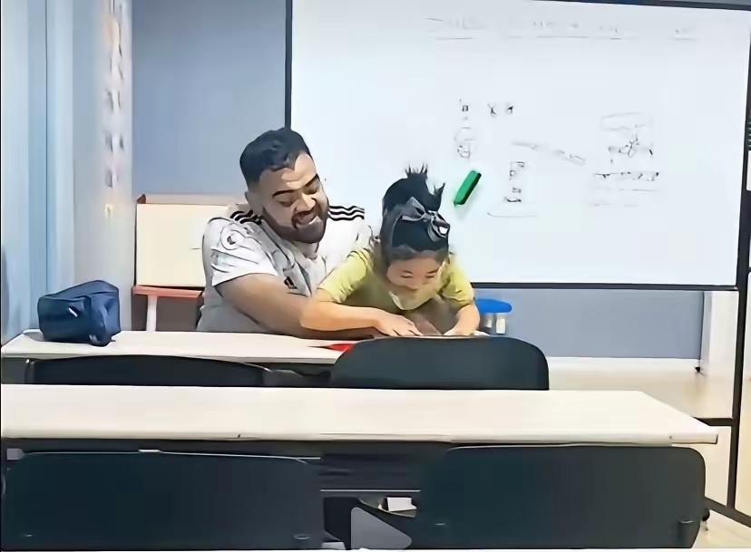 这两张图片，反映的是，两家不同城市的幼儿园，英语外教和孩子互动的情景，可以看出